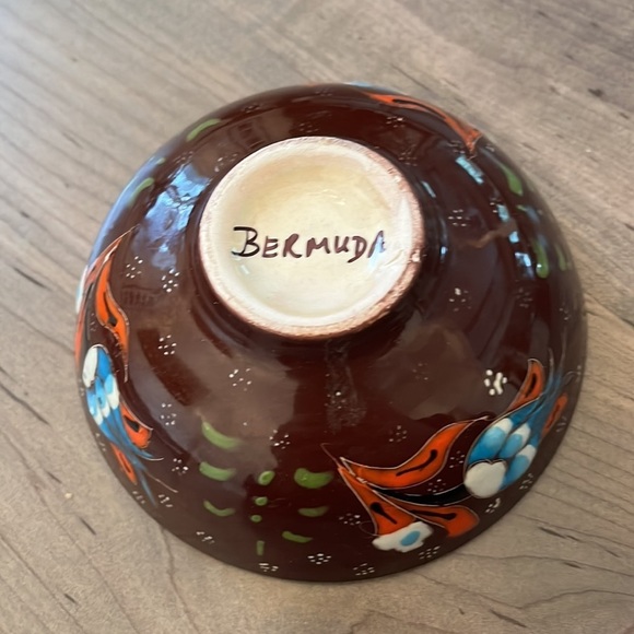 Hand painted Pottery Bowl with Bermuda on bottom - Picture 3 of 4